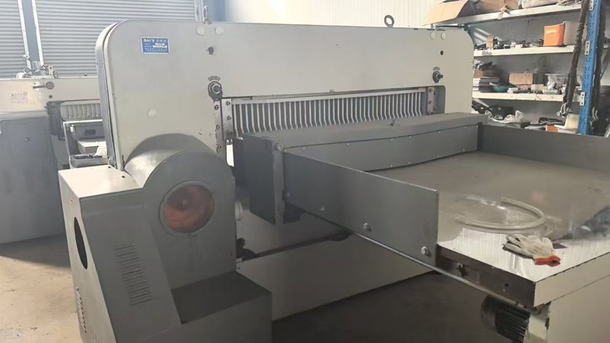 Paper/Sheet Cutting Machines  DAI`S 137