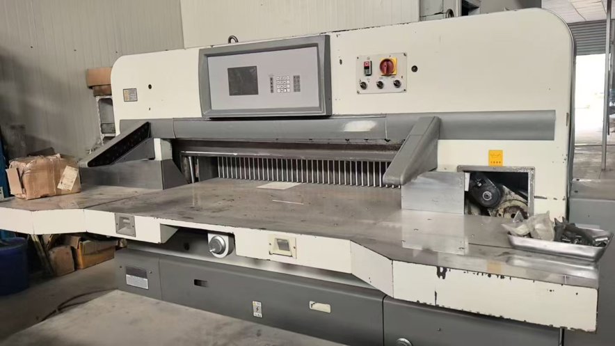Paper/Sheet Cutting Machines  DAI`S 137